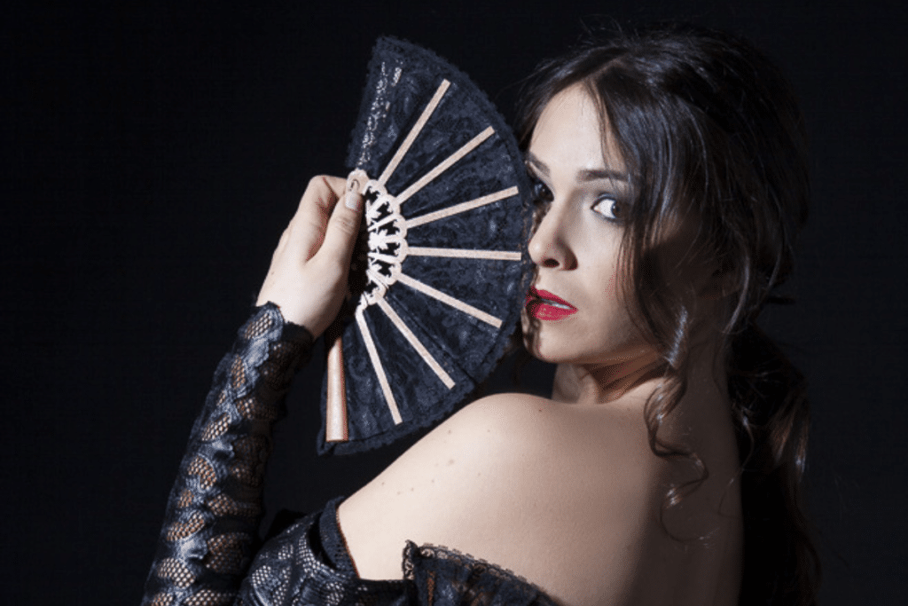 Flamenco dancer Paula Rodríguez posing with a fan