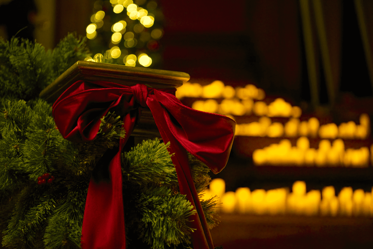 A garland and ribbon at a Christmas Candlelight concert